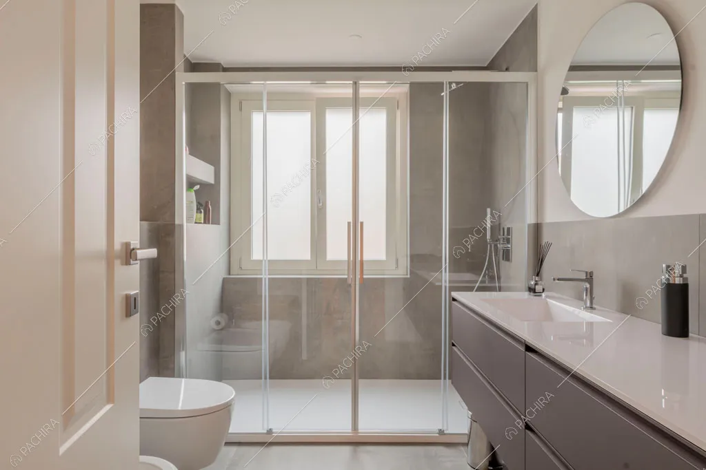 Bagno con box doccia della villa Murray, location in stile contemporaneo a Roma