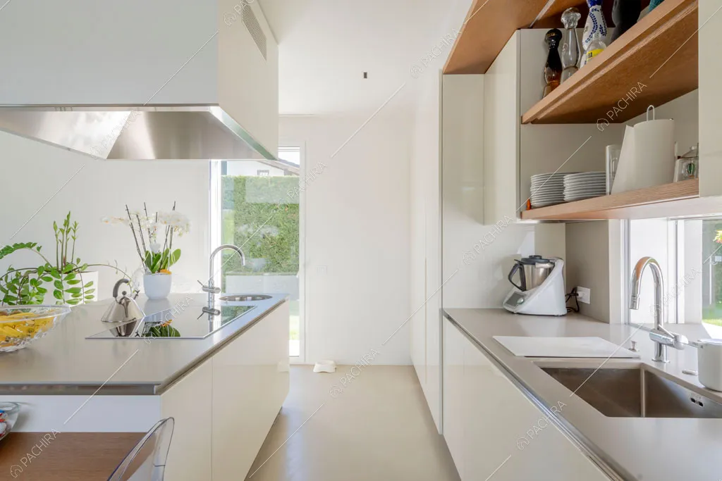 Cucina a isola della villa Columbia, location in stile moderno a Como