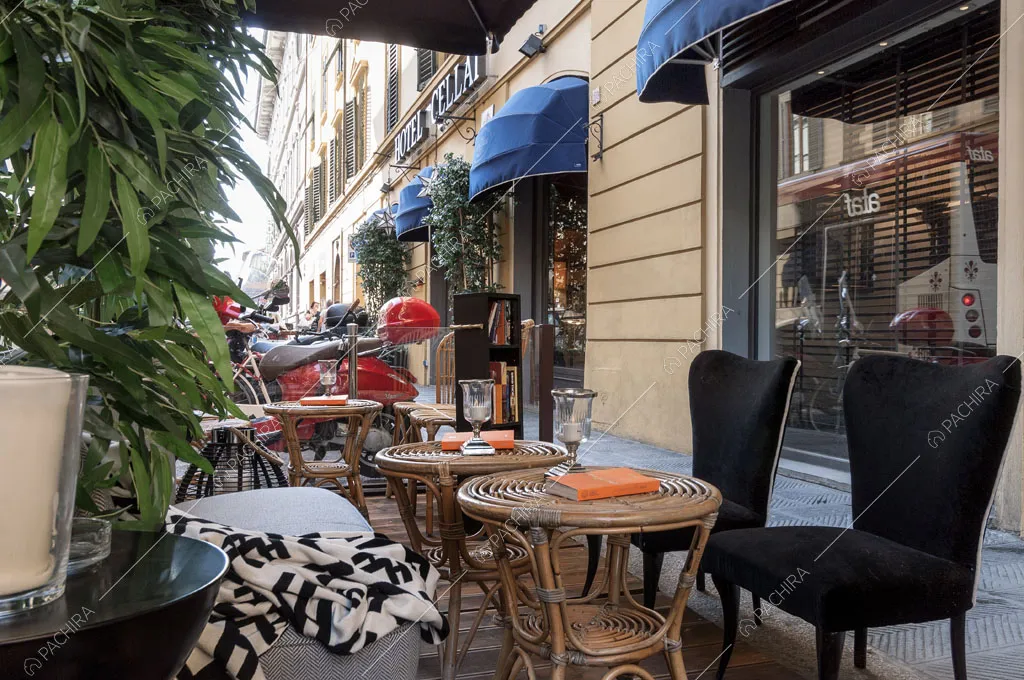 Tavolini esterni dell'hotel McKinley, location in stile classico a Firenze