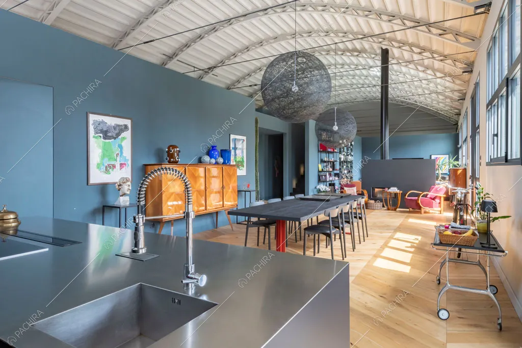 Cucina a isola del loft Danubio, location in stile contemporaneo a Brescia