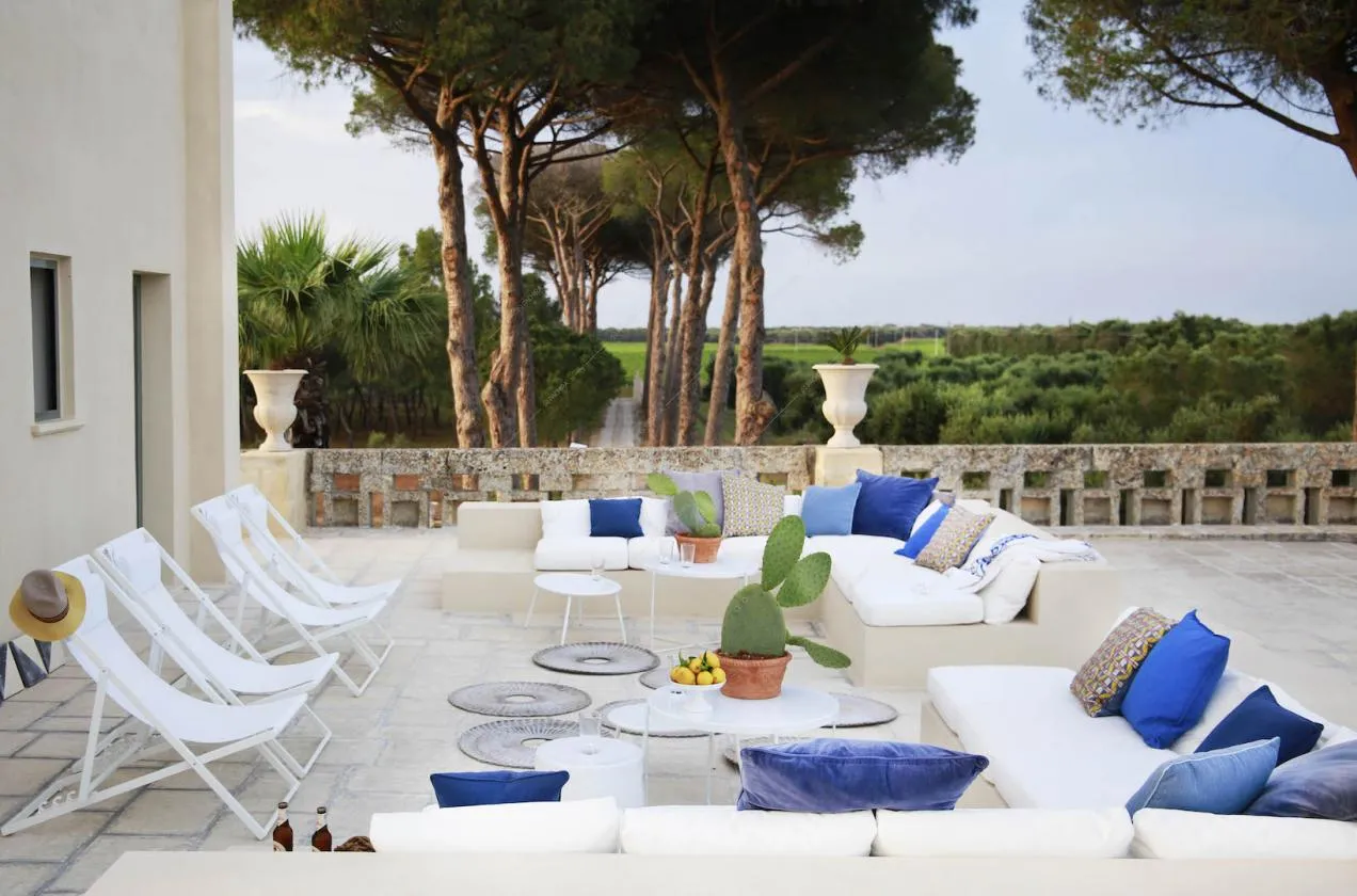 Salotto da esterni bianco sulla terrazza della location con vista sul parco