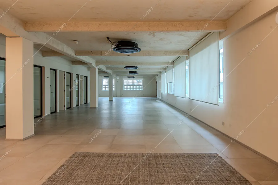 Sala dell'espositivo Tipuana, location in stile contemporaneo a Milano