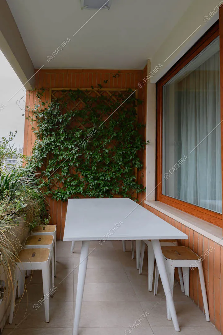 Tavolo da pranzo bianco e sgabelli sulla terrazza