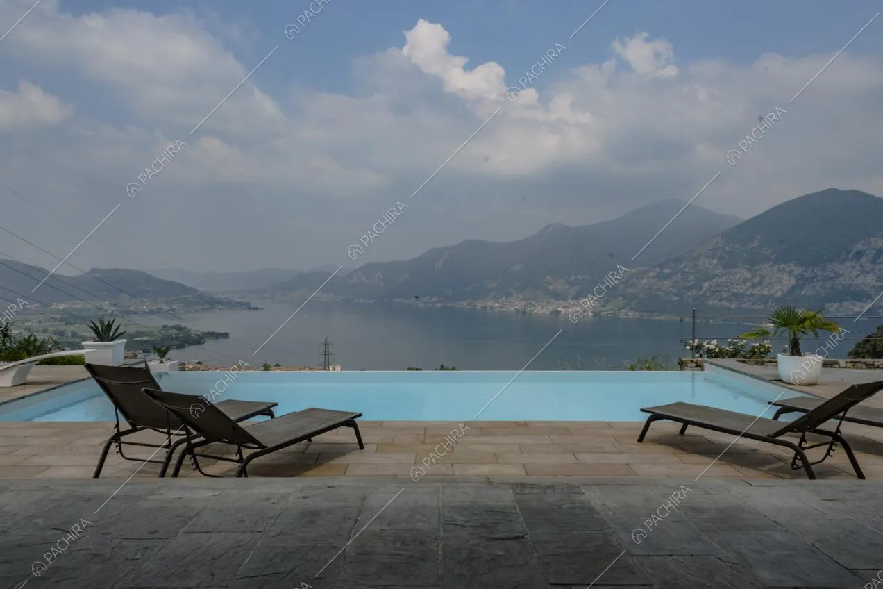 Piscina e area relax con vista su lago e montagne