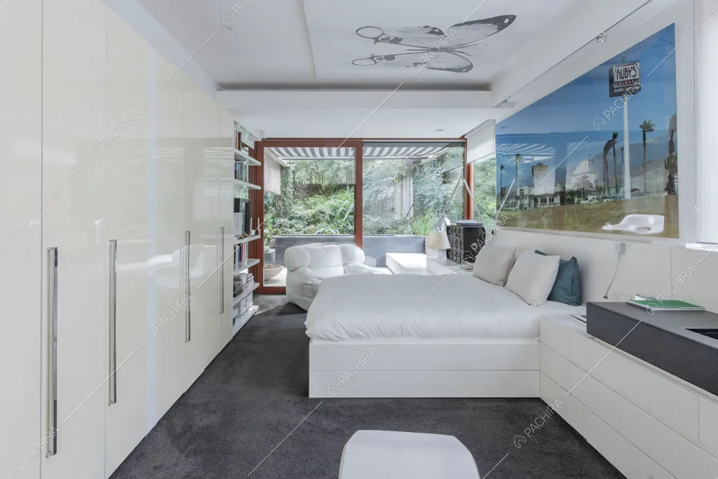 Camera da letto matrimoniale dell'appartamento Carpentaria, location in stile contemporaneo a Roma