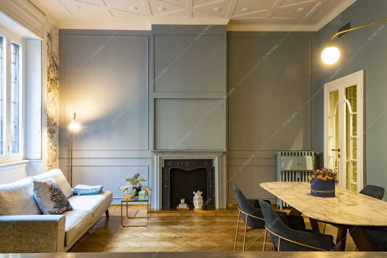 Camino e boiserie in cucina