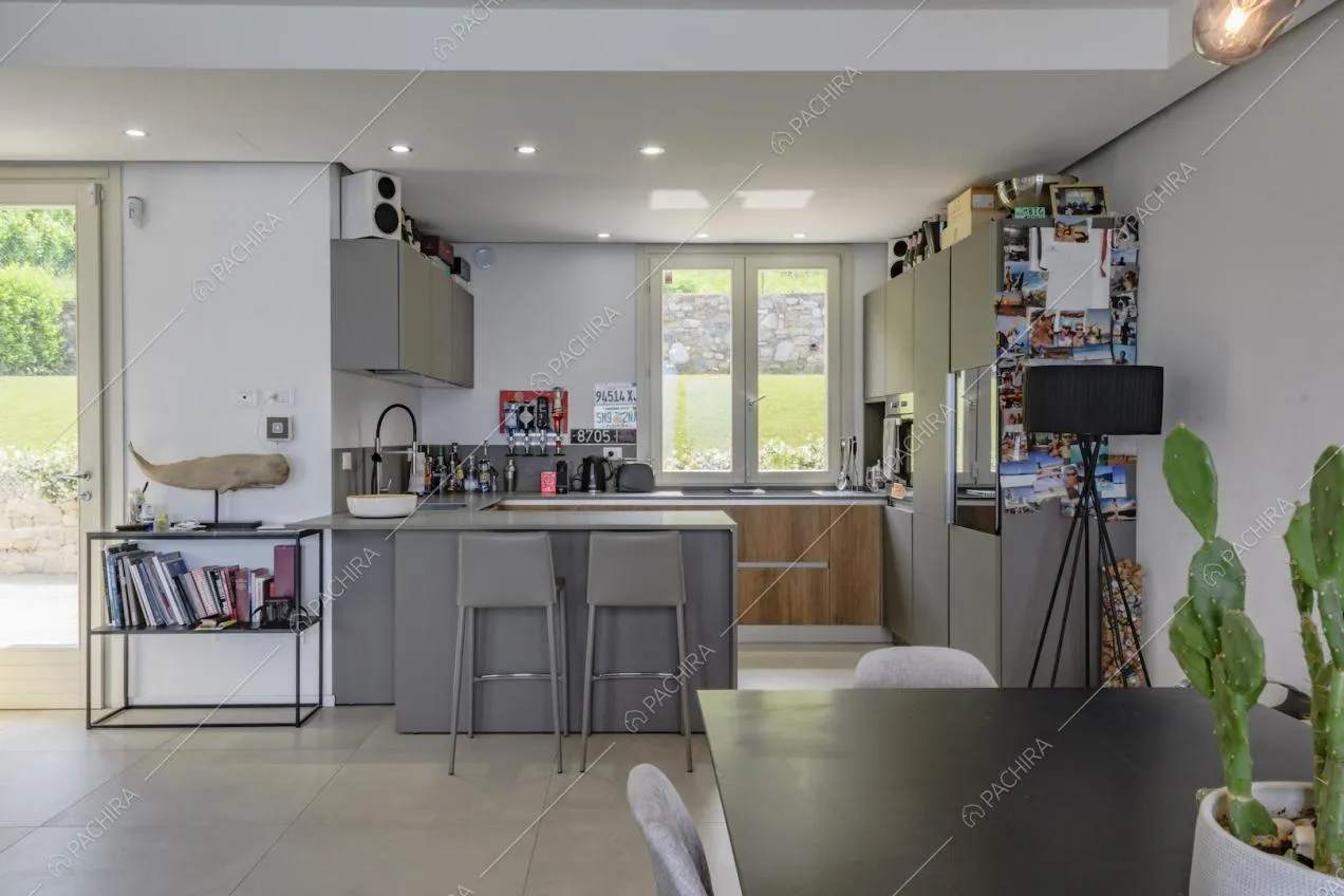 Mobili color grigio chiaro nella zona cucina
