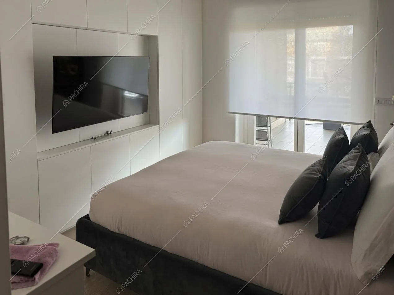 Camera da letto dell'appartamento Gesso, location in stile contemporaneo a Roma