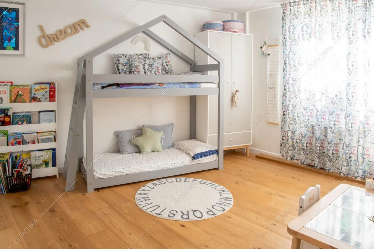 Camera da letto da bambini dalle pareti bianche con letto a castello e pavimento in parquet