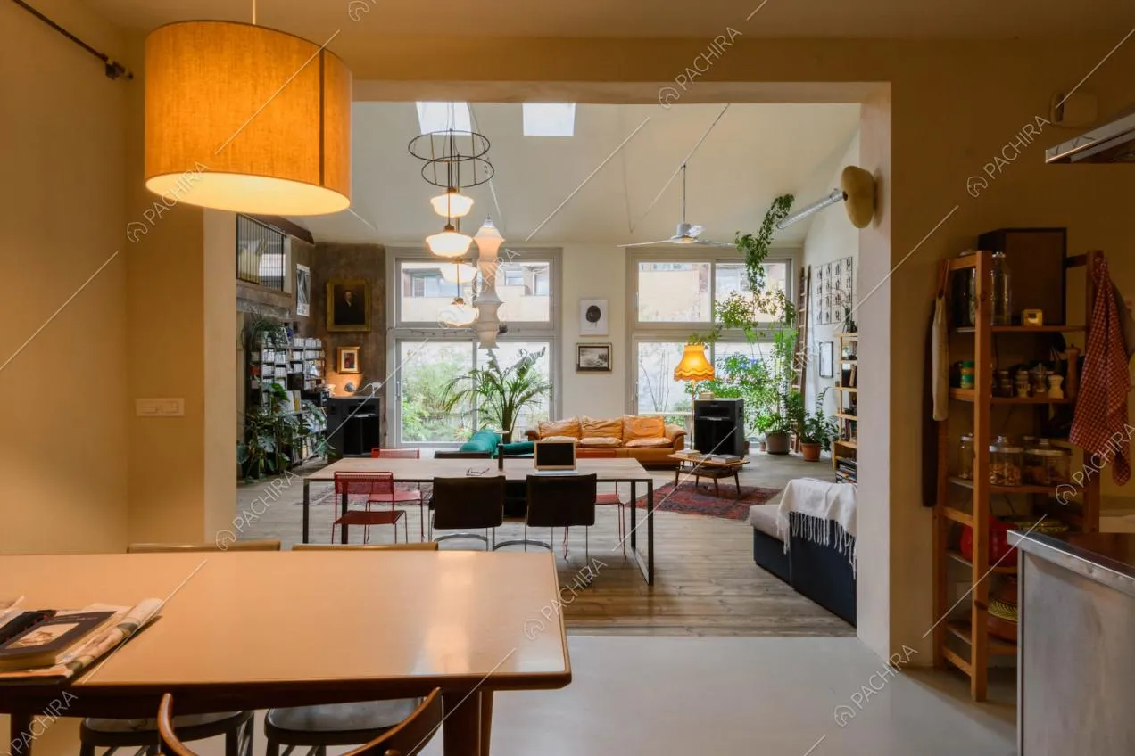 Doppio tavolo da pranzo nella grande zona living illuminata dalle porte-finestre scorrevoli