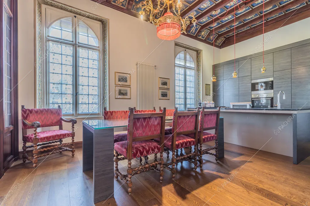 Pavimento in parquet nella cucina della dimora storica Chewe, location in stile contemporaneo a Lecco
