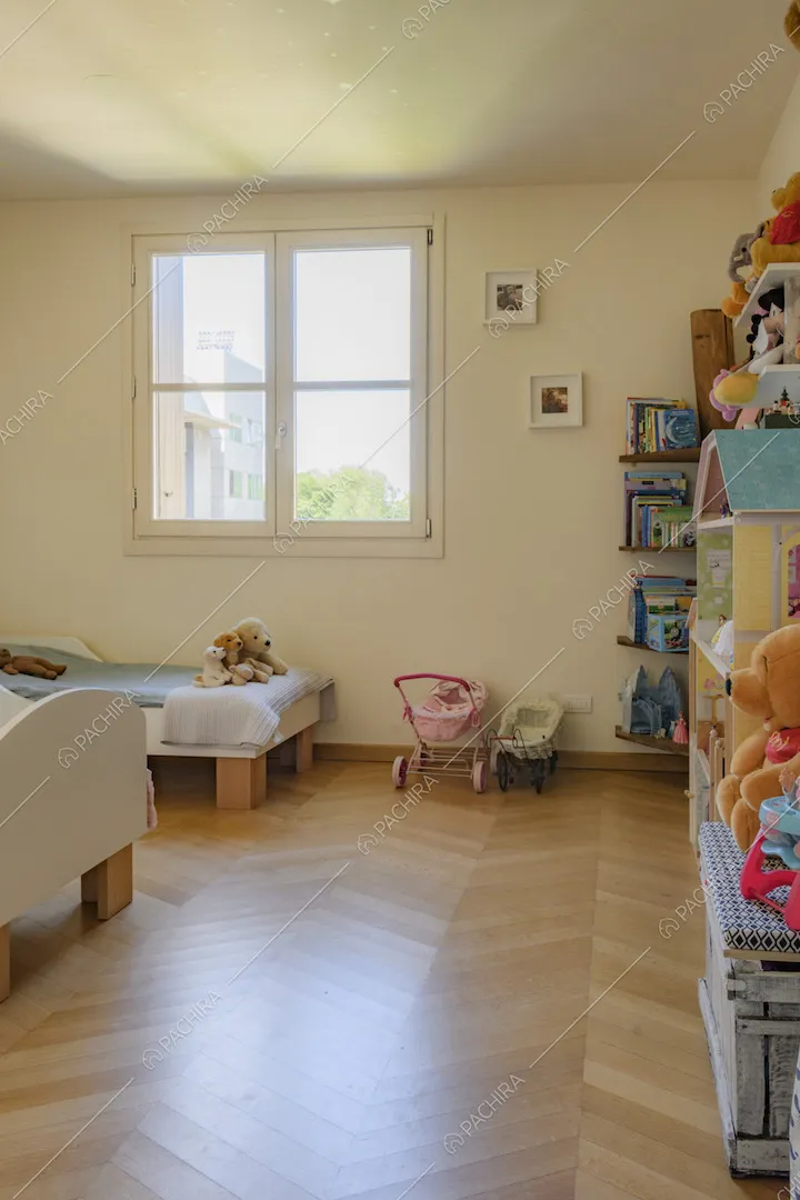 Giocattoli nella cameretta dei bambini e finestra quadrata