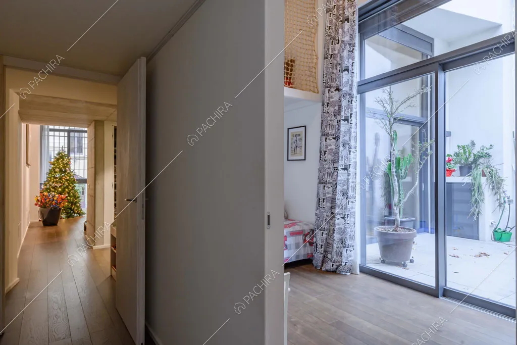 Dal corridoio vista sulla camera da letto dei bambini con pavimento in parquet