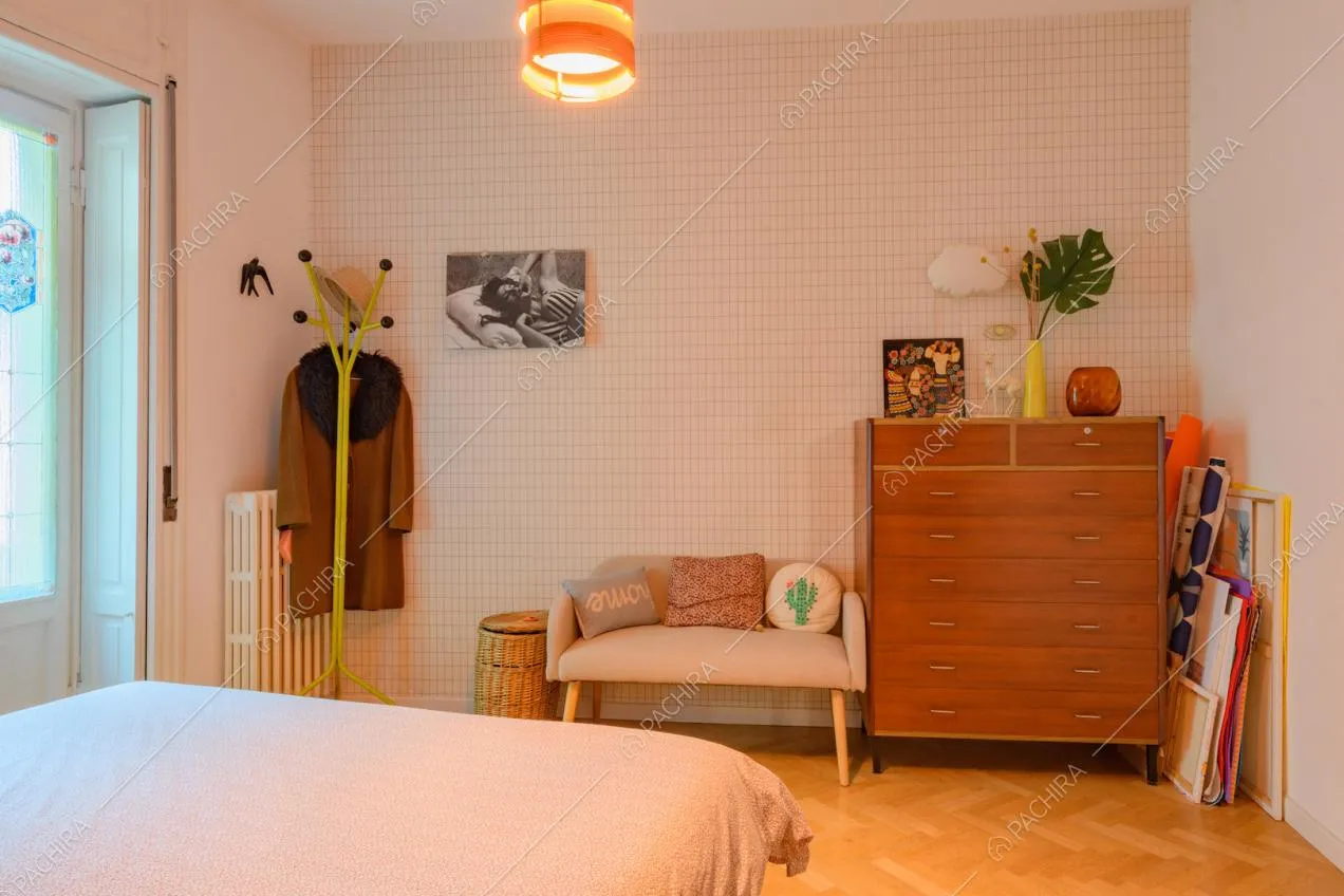 Pavimento in parquet a spina di pesce nella camera da letto matrimoniale