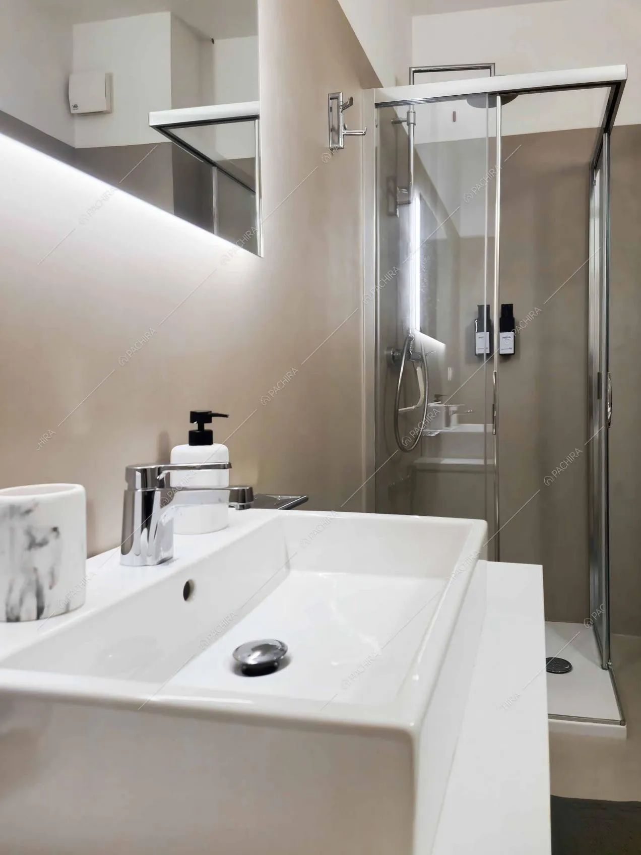 Bagno della location Drina, loft in stile moderno a Milano