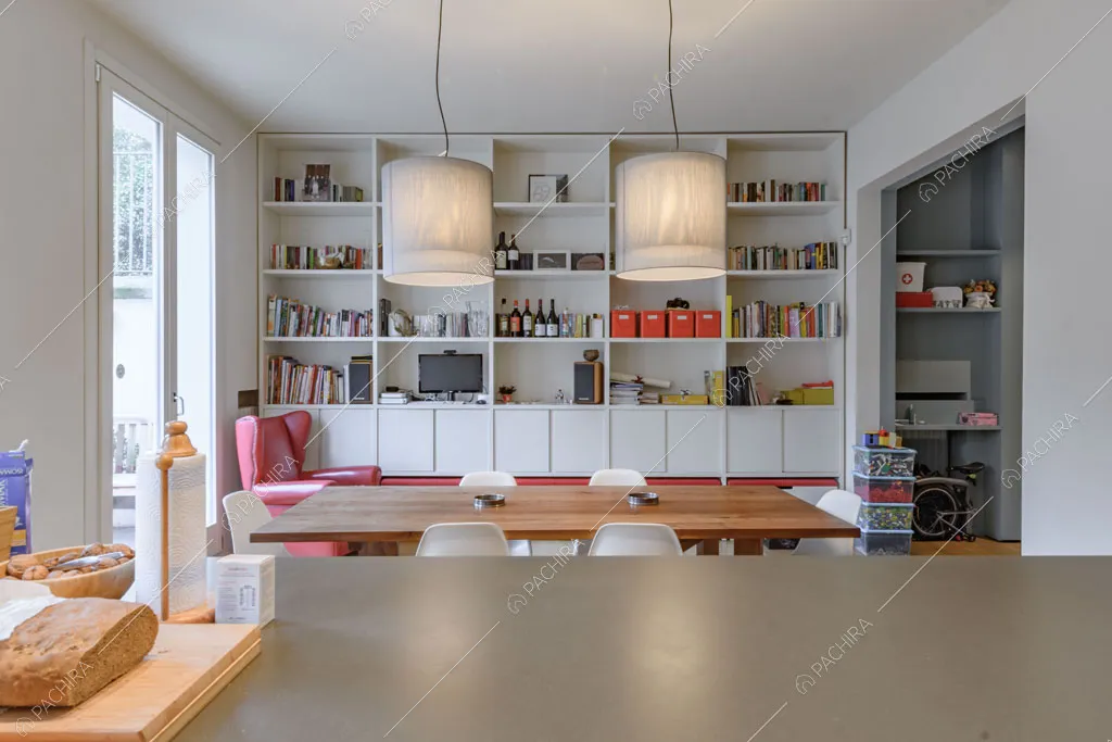 Isola della cucina della villa Kharan, location in stile contemporaneo a Milano