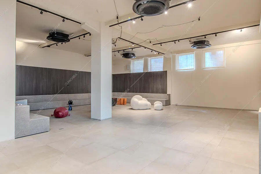 Sala dell'espositivo Tipuana, location in stile contemporaneo a Milano
