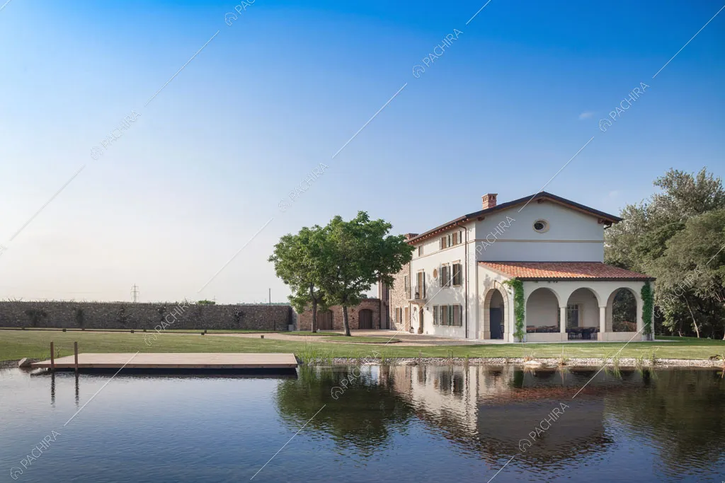 Vista sugli esterni e sulla piscina della villa Ghibli, location in stile contemporaneo a Verona