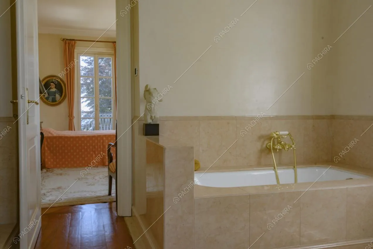 Vasca da bagno in marmo con rubinetto dorato