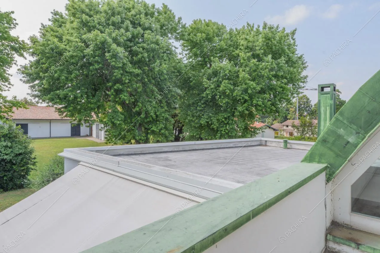Grande terrazza con vista sul giardino