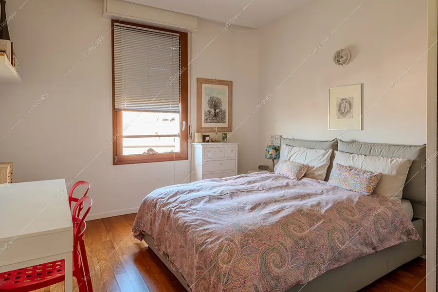 Camera da letto dell'appartamento Vardar, location in stile classico a Milano