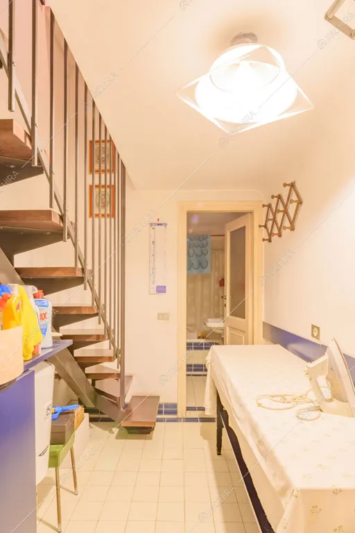 Scale nel locale lavanderia dell'appartamento Agazzino, location in stile classico a Milano