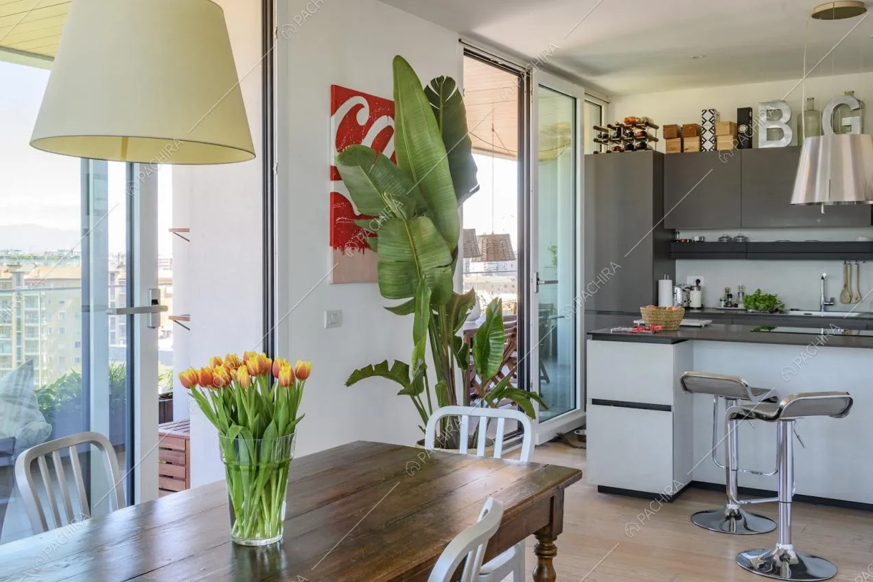 Tavolo da pranzo in legno e cucina a vista
