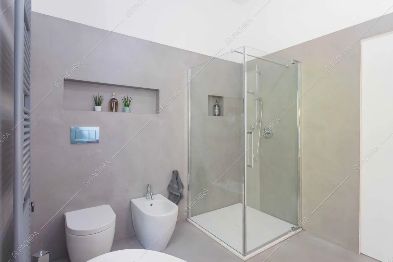 Bagno con pavimento e pareti grigie e box doccia
