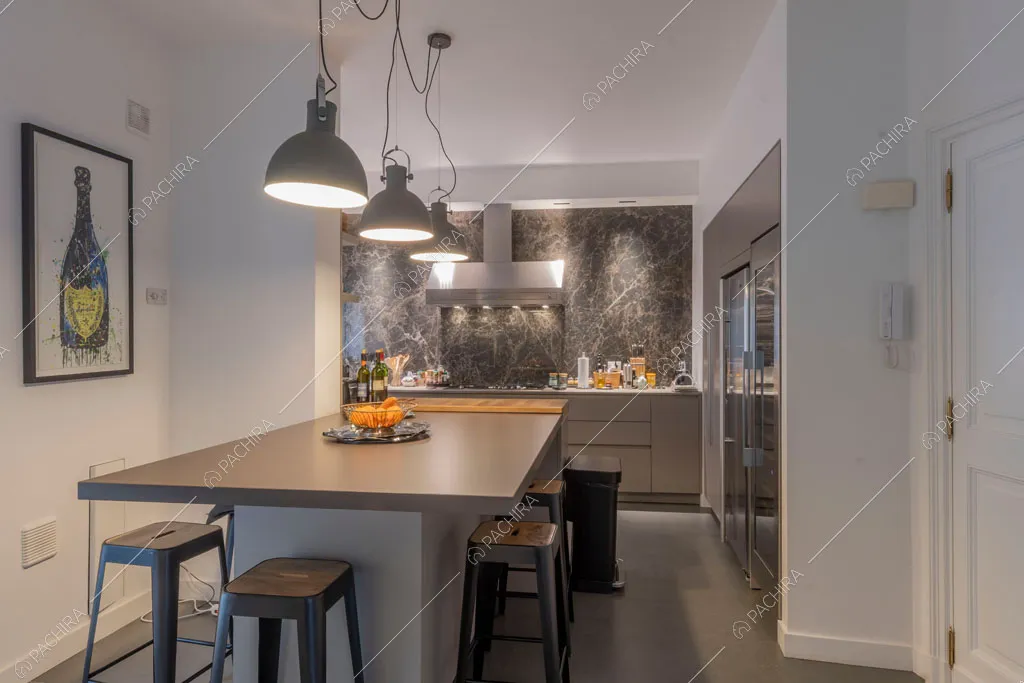 Cucina dell'appartamento Mizuna, location in stile contemporaneo a Roma