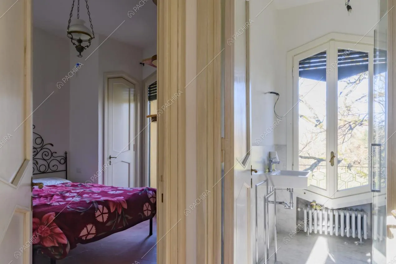 Scorcio su camera da letto matrimoniale e sul bagno