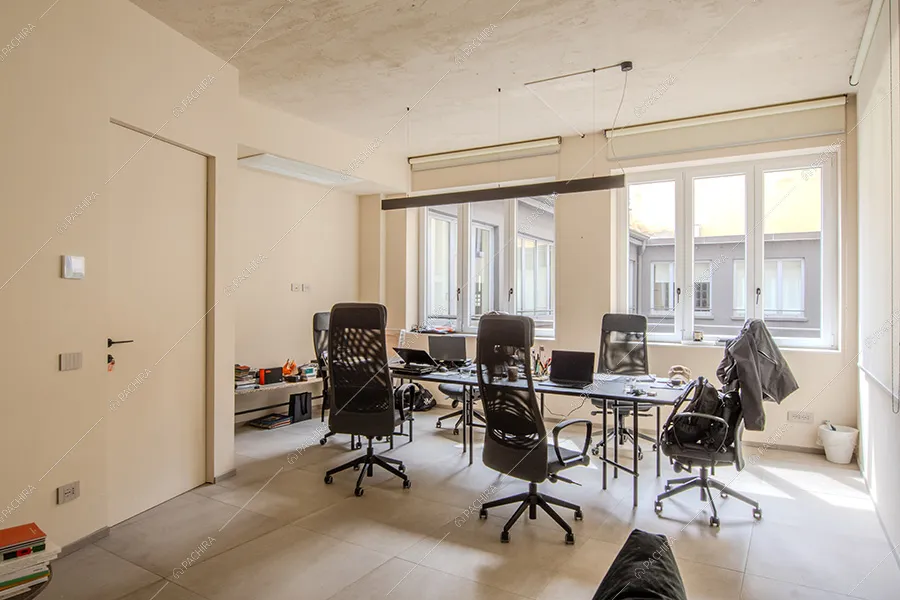 Ufficio dell'espositivo Tipuana, location in stile contemporaneo a Milano
