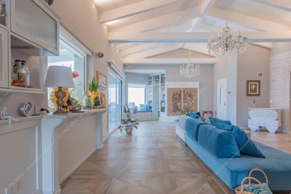 Ampie vetrate nella zona living della villa Colchito, location in stile contemporaneo a Roma