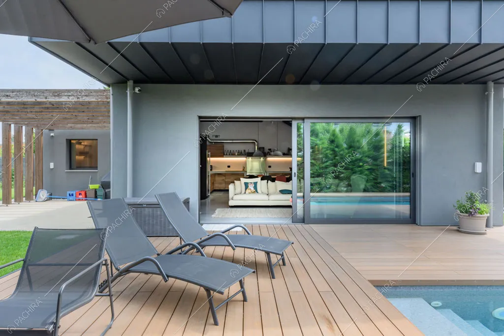 Cortile con parquet della villa Aral, location in stile contemporaneo a Monza