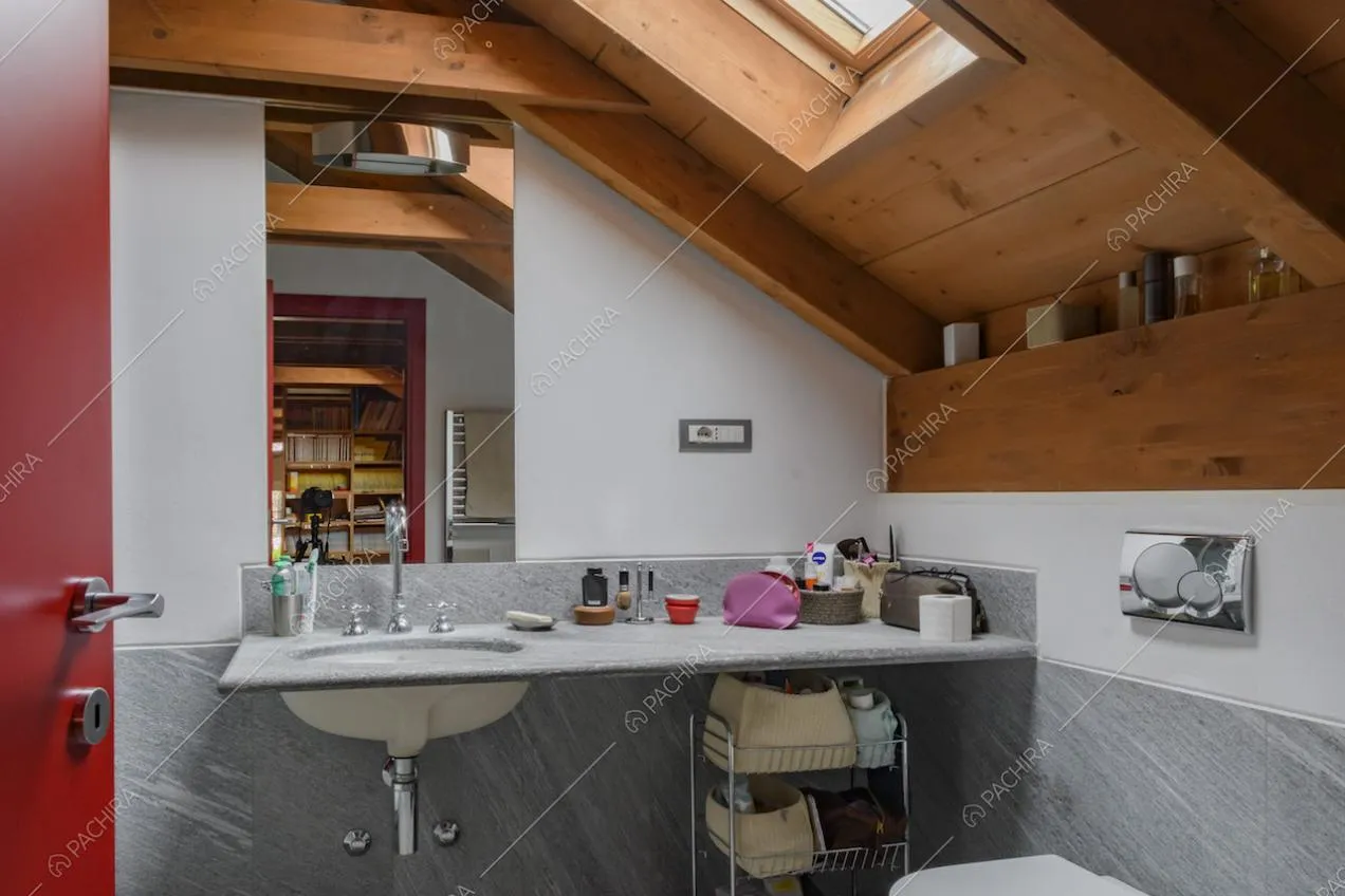 Bagno privato della camera da letto, con lucernario e pareti in pietra
