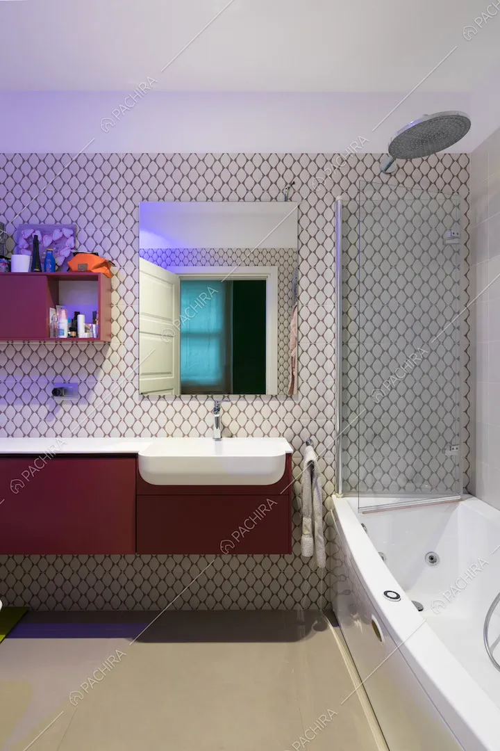 Bagno con vasca e box doccia combinati e mobile rosso