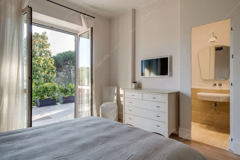 Camera da letto matrimoniale della villa Kunzite, location in stile moderno a Roma