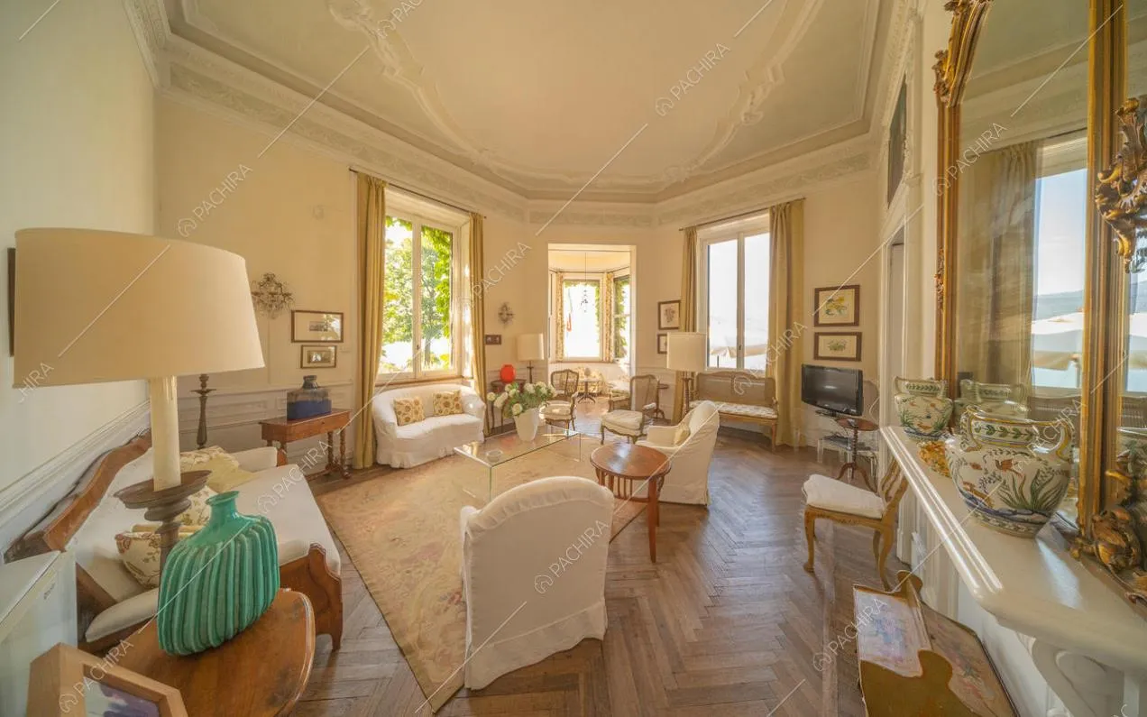 Vista sul grande salone con boiserie da soffitto 
