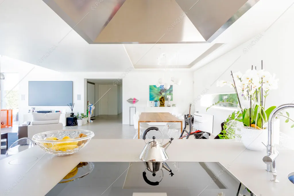 Cucina a isola della villa Columbia, location in stile moderno a Como