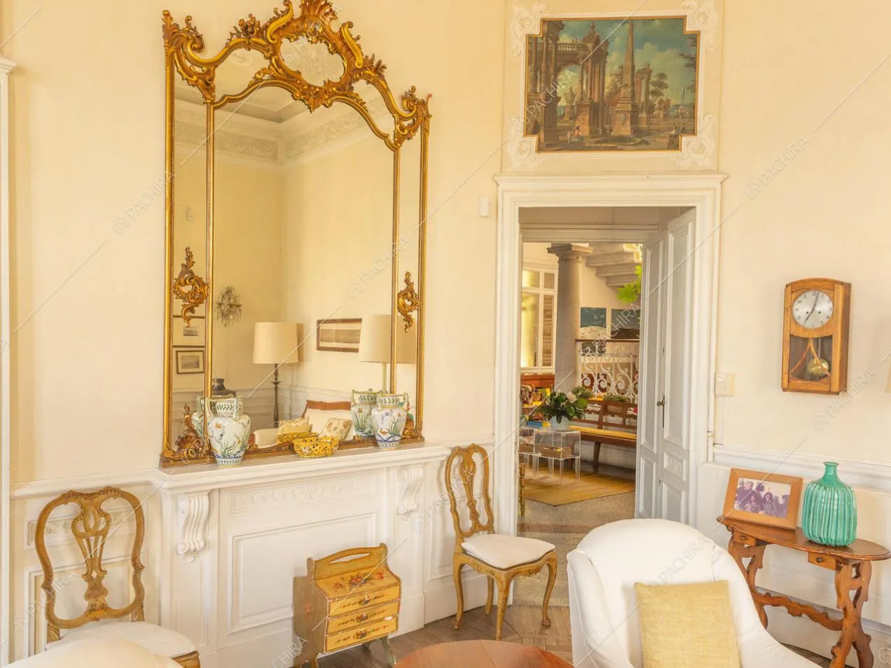 Dettaglio sul grande specchio in stile "barocchetto" e sull'affresco dell'architrave