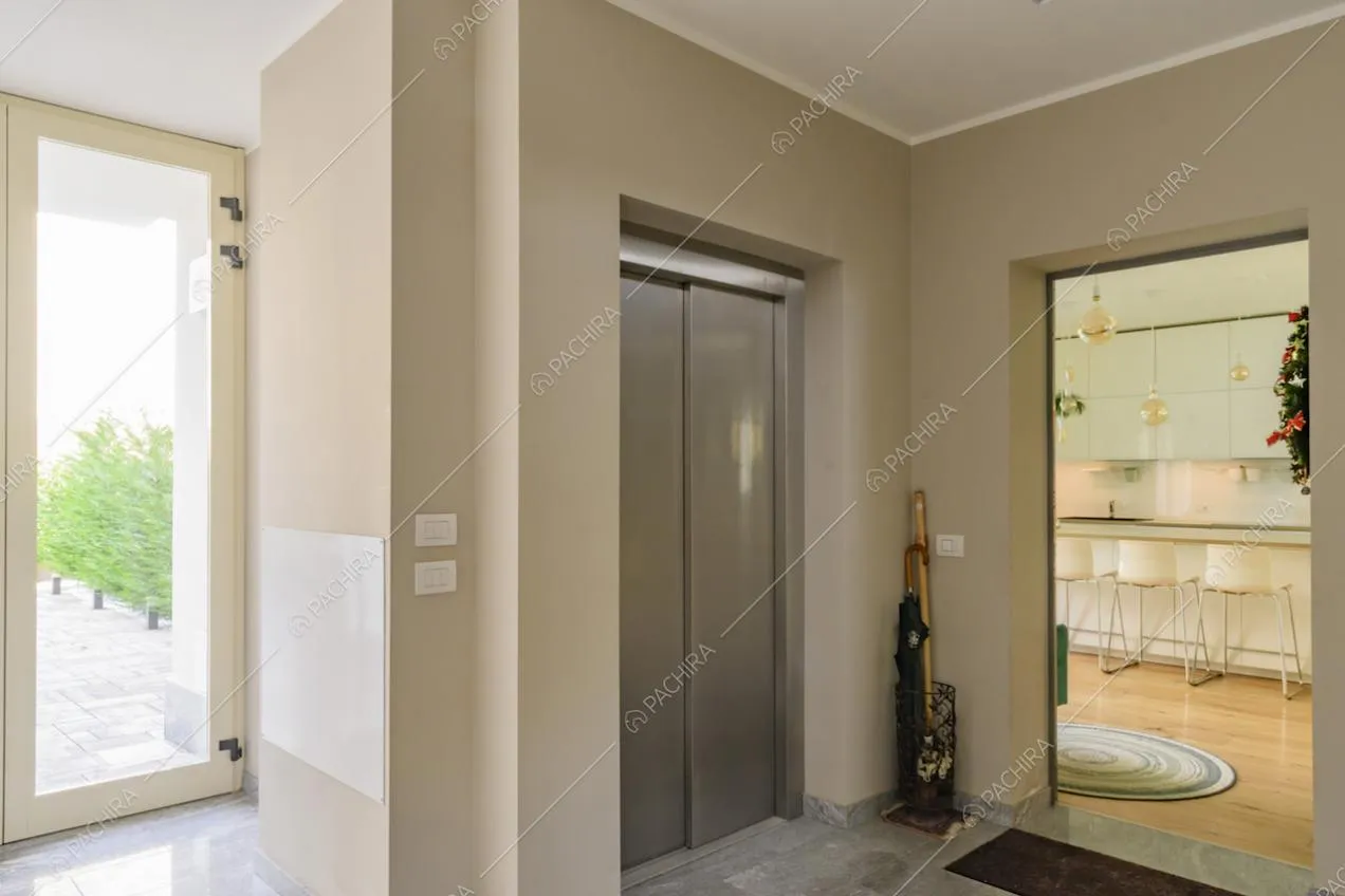 Ingresso della location, sita al pianterreno, si affaccia sulla cucina con isola