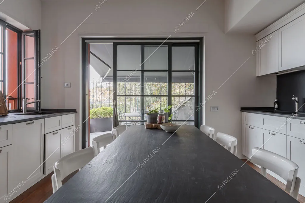 Cucina della villa Roveja, location in stile contemporaneo a Como