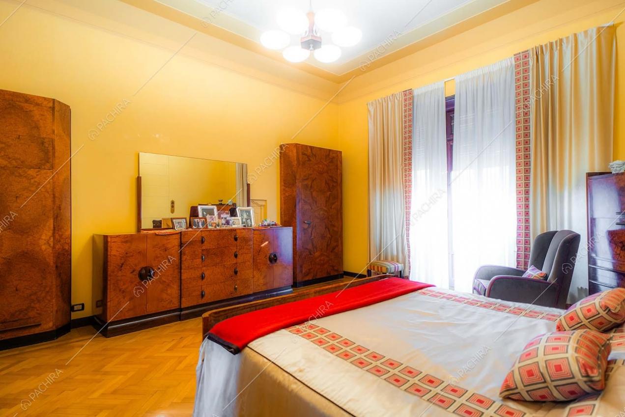 Camera da letto della villa Adamite, location in stile classico a Savona