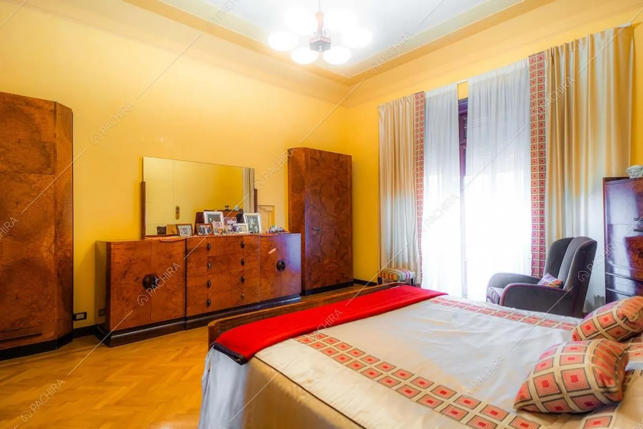 Camera da letto della villa Adamite, location in stile classico a Savona