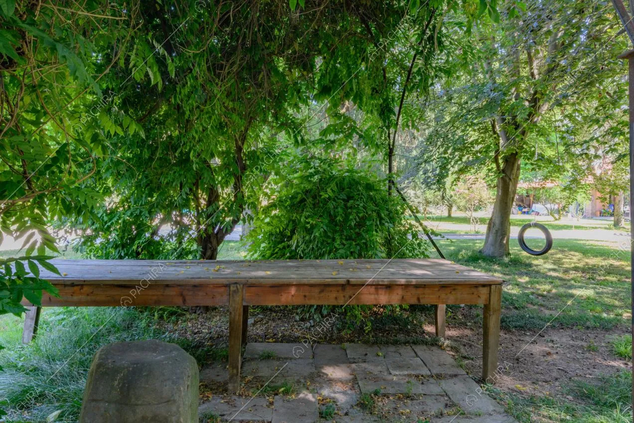 Tavolo in legno nel giardino della location