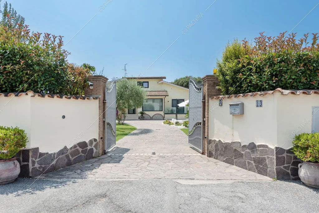Vialetto della villa Agnocasto, location in stile moderno a Roma