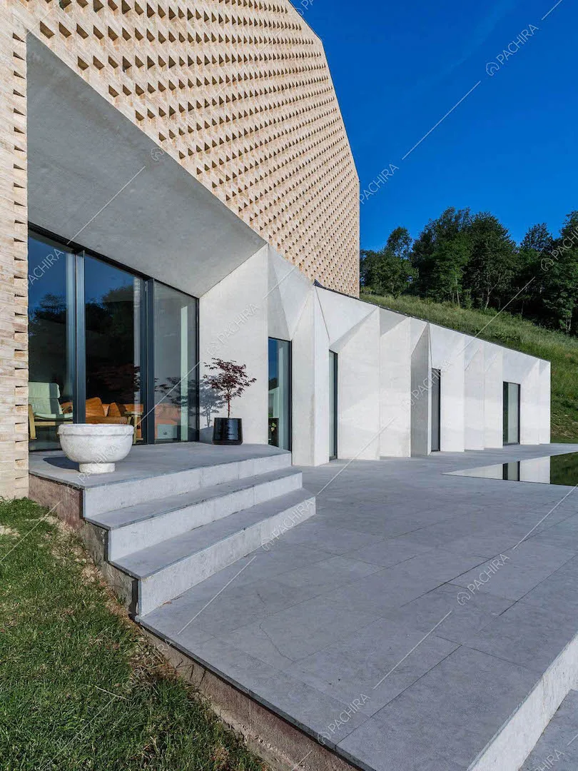 Scale di ingresso alla location con pavimentazione in lastre in pietra