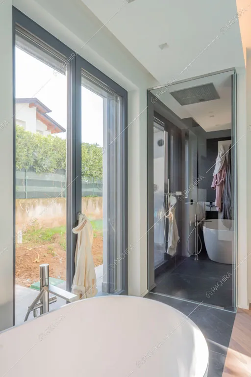 Bagno della villa Warta, location in stile contemporaneo a Monza