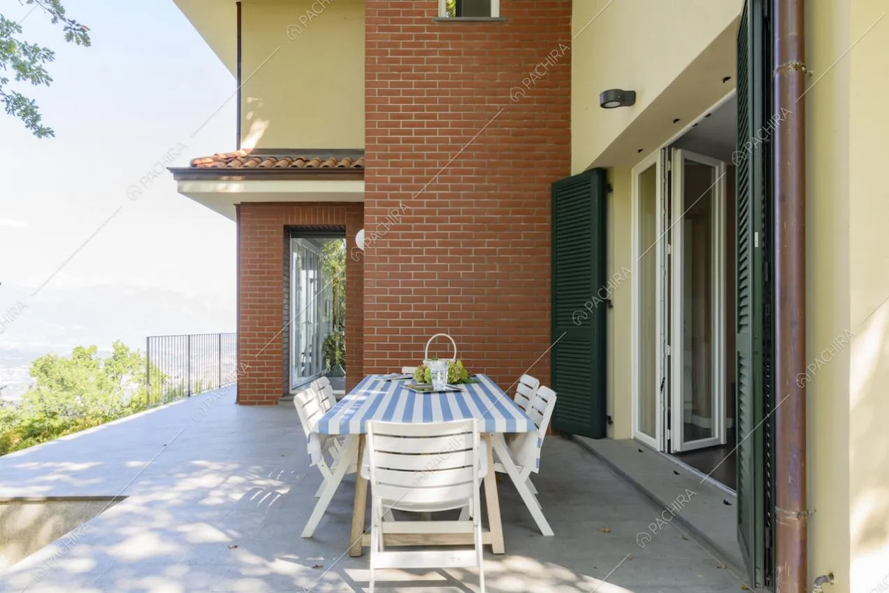 Terrazza con vista sugli esterni gialli e in mattoni rossi a vista
