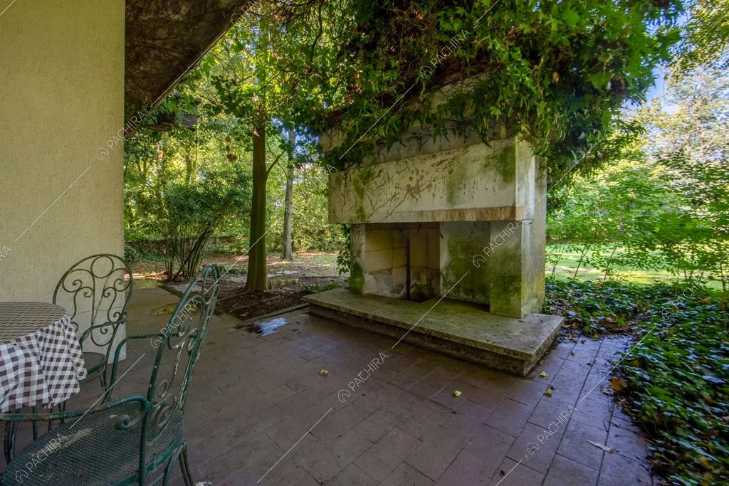 Veranda con tavolo da pranzo e sedie da esterni in metallo verde