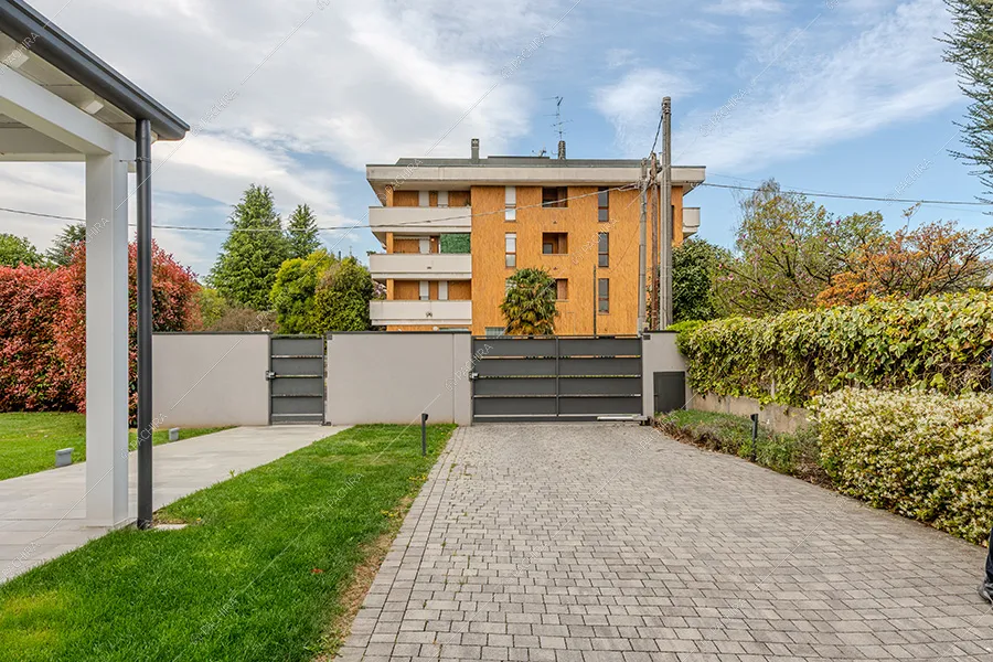 Vialetto della villa Daintree, location in stile moderno a Varese